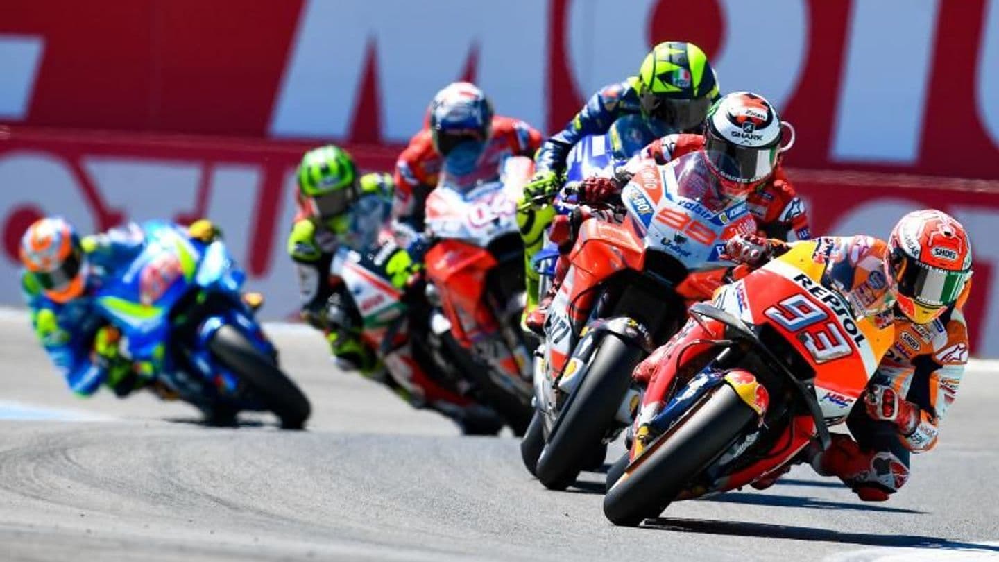 Motorcyklar i full action under ett MotoGP-lopp på banan i Assen