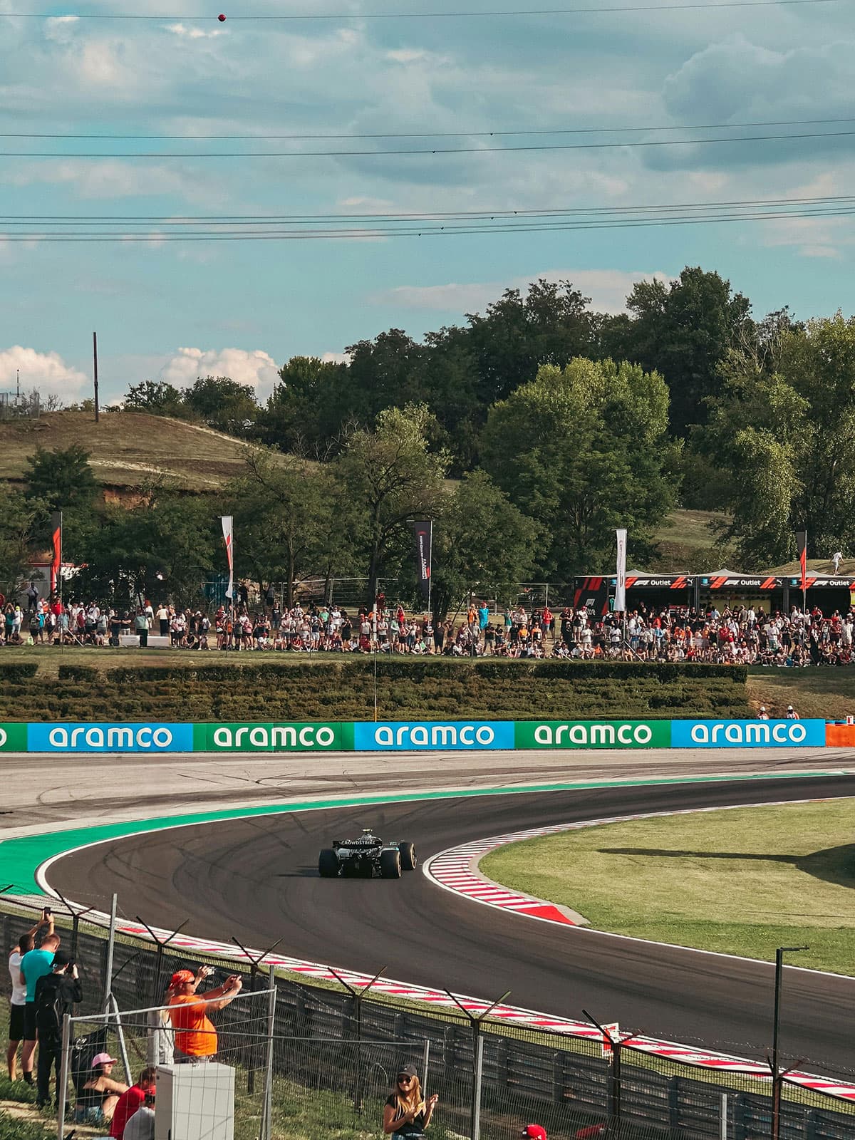 Formel 1-bil på banan under en tävlingshelg