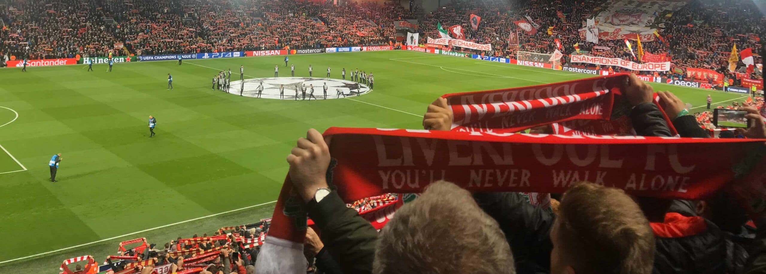 Fullsatt fotbollsstadion med supportrar strax före avspark